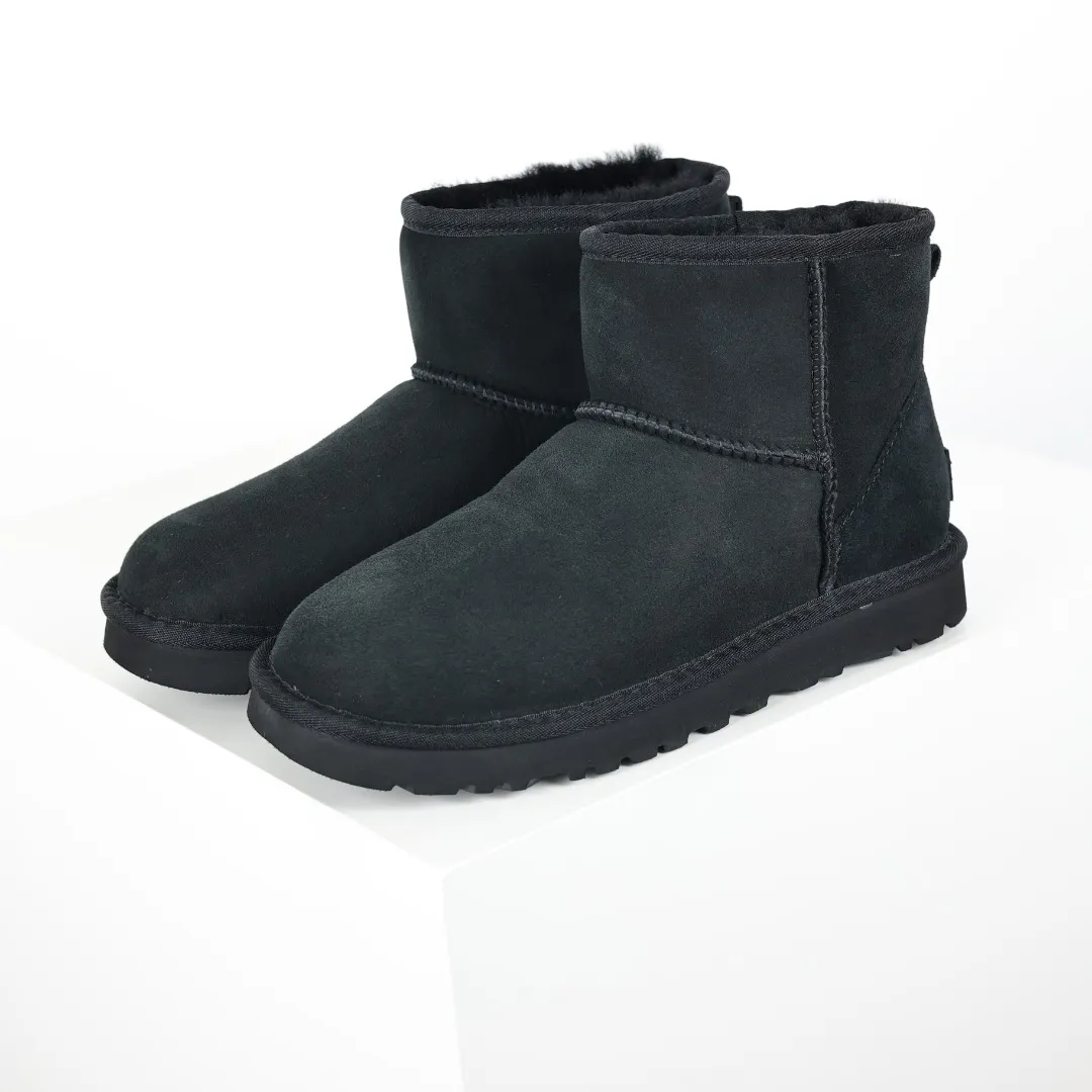 Pick up locally 💰520, core recommendation, good price, UGG Classic Mini mid-tube series, Xiaohongshu hot model, Henan Longfeng leather production, sheepskin and wool integration, top quality in the market, 2-3 cm cashmere insole, keeping warm in winter, suitable for home use. In the new year, uug launched a style series, which is partially biased towards the preferences of young consumers, and has also been at the forefront of fashion trends. Shoe body material, water-repellent coated suede upper 17mm UGGPURE™ implanted wool insole Lightweight non-slip comfortable rubber outsole With brand LOGO Trademark Comes with full packaging Size: 35 36 37 38 39 40